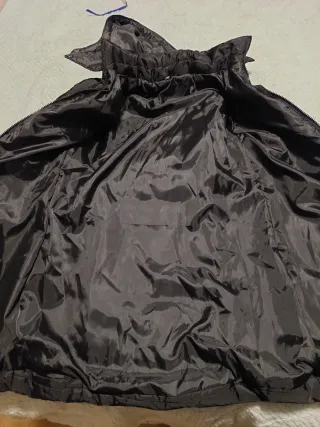 Abrigo acolchado negro con capucha