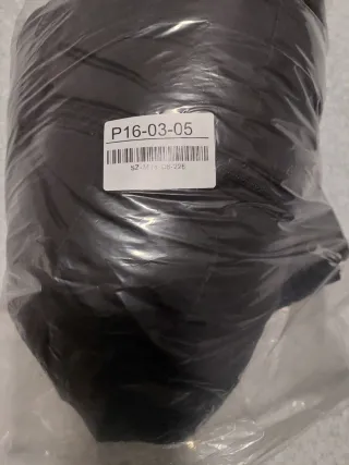 Abrigo acolchado negro con capucha