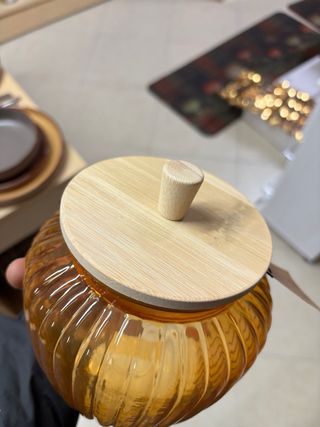 Biscottiera in vetro ambrato con coperchio in bamb