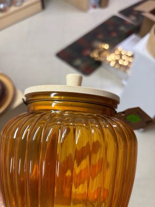 Biscottiera in vetro ambrato con coperchio in bamb