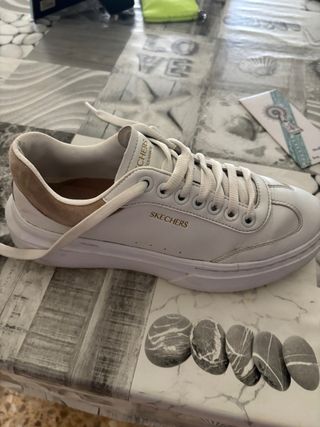 Zapatillas Skechers Beige y Blancas