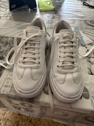 Zapatillas Skechers Beige y Blancas
