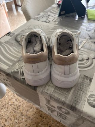 Zapatillas Skechers Beige y Blancas