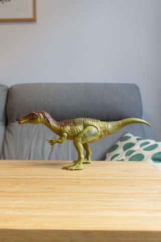 Dinosaurio de juguete verde baryonyx limbo