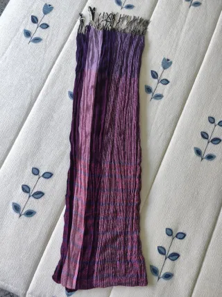 Pañuelo morado con flecos