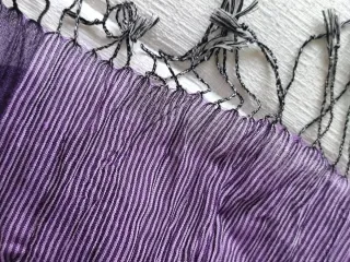 Pañuelo morado con flecos