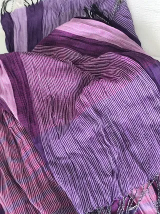 Pañuelo morado con flecos