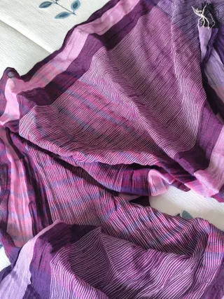 Pañuelo morado con flecos