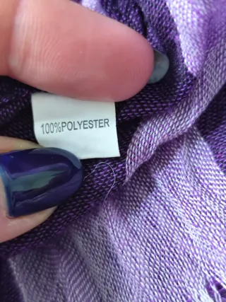 Pañuelo morado con flecos