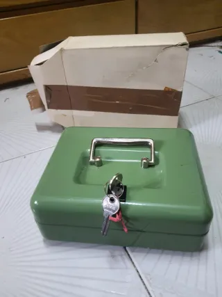 Cassetta di sicurezza verde con chiavi