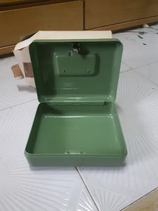 Cassetta di sicurezza verde con chiavi