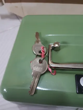 Cassetta di sicurezza verde con chiavi