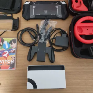 Nintendo Switch OLED con accessori e controller extra