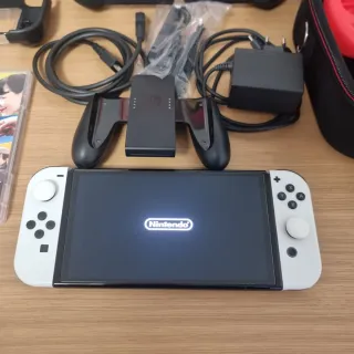 Nintendo Switch OLED con accessori e controller extra