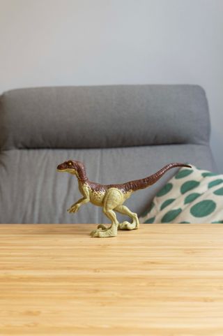Dinosaurio de juguete velociraptor