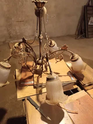 Lámpara de araña antigua dorada