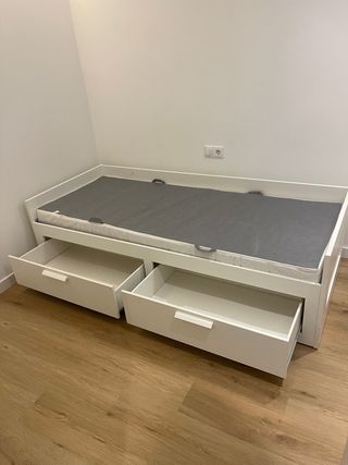 Cama individual blanca con cajones