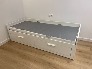Cama individual blanca con cajones