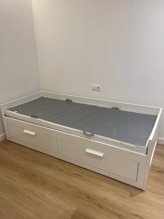 Cama individual blanca con cajones