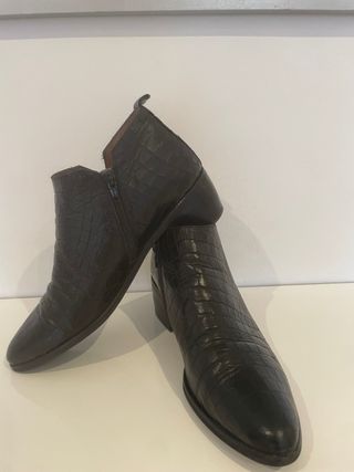 Botines efecto piel cocodrilo