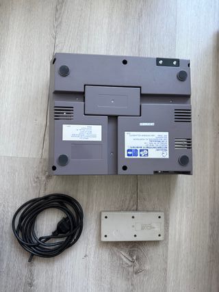 Consola Nintendo NES con mando (leer)
