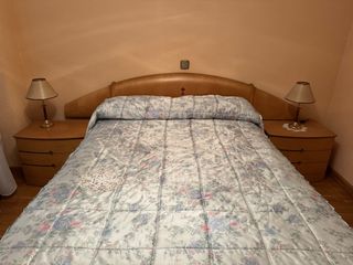 Habitación completa: Cama, cabecero, mesillas.