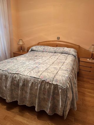 Habitación completa: Cama, cabecero, mesillas.