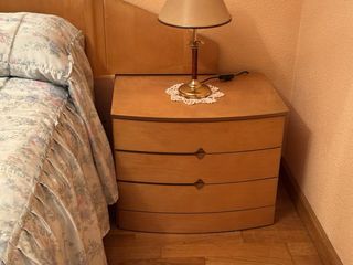 Habitación completa: Cama, cabecero, mesillas.