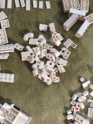 Piezas LEGO sueltas blancas distintos tamaños