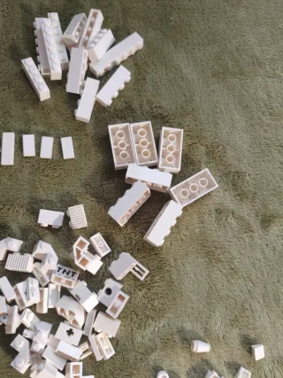 Piezas LEGO sueltas blancas distintos tamaños