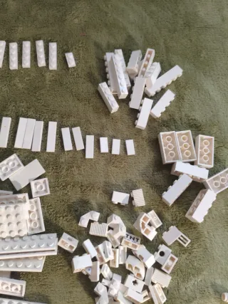 Piezas LEGO sueltas blancas distintos tamaños