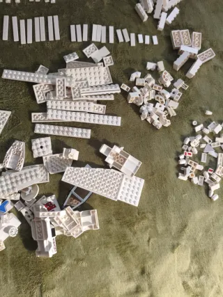 Piezas LEGO sueltas blancas distintos tamaños