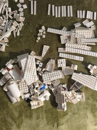 Piezas LEGO sueltas blancas distintos tamaños