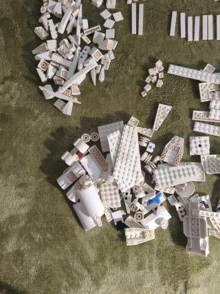 Piezas LEGO sueltas blancas distintos tamaños