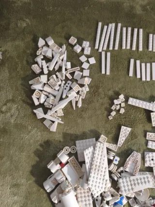 Piezas LEGO sueltas blancas distintos tamaños