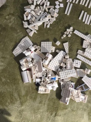 Piezas LEGO sueltas blancas distintos tamaños