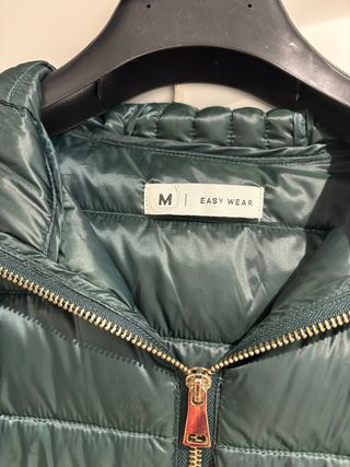 Plumífero verde con capucha