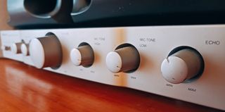 AMPLIFICADOR - SUBWOOFER Y 2 ALTAVOCES JVC