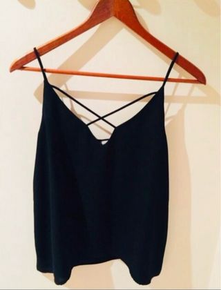 Camiseta tirantes cruzados negra