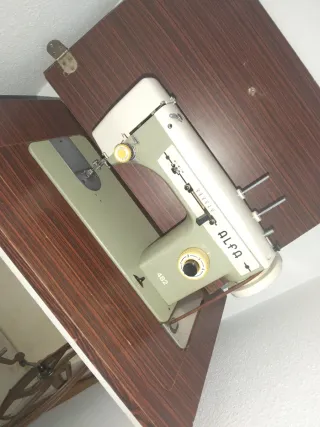 Máquina de coser Alfa 482 antigua