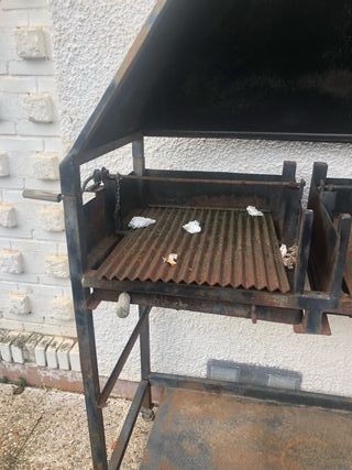 Barbacoa de hierro hecha a mano