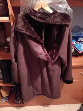 Abrigo marrón tipo ante con forro de pelo