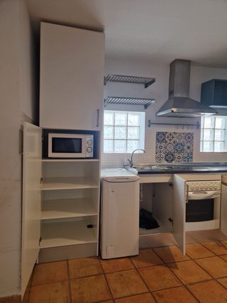 Cocina blanca completa con horno y vitro aparte