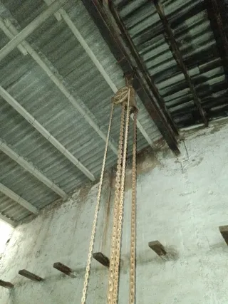 Polipasto antiguo de hierro