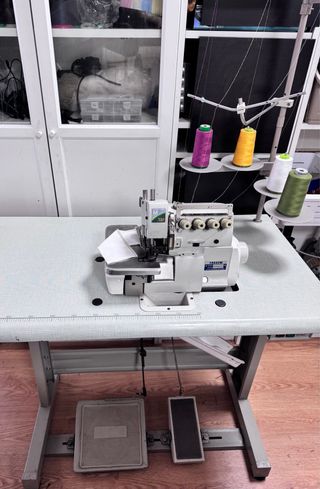 Máquina de coser industrial remalladora 4 hilos