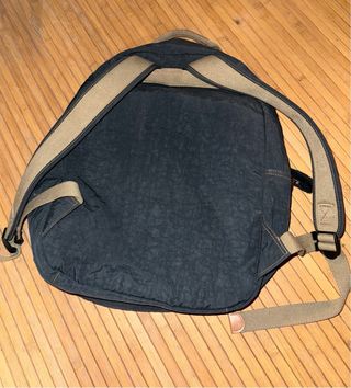 Mochila Kipling Negra con detalles Rojos