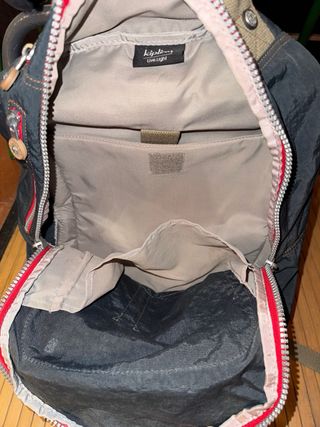 Mochila Kipling Negra con detalles Rojos