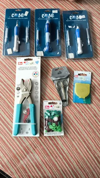 Mercería variada: punch needle, tijeras, etc.