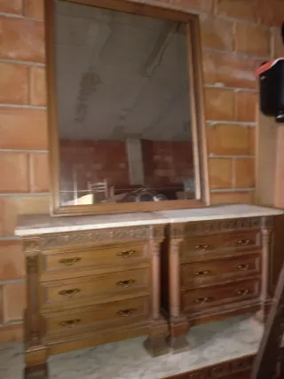 Cómoda antigua de madera con espejo