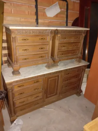 Cómoda antigua de madera con espejo